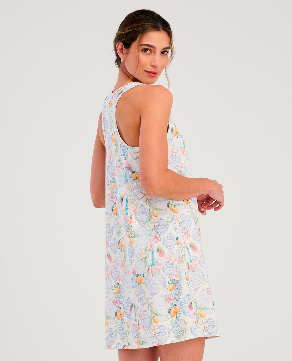 Pijama batola para mujer con silueta atlética y estampado mediterráneo sobre fondo blanco de St. Even.