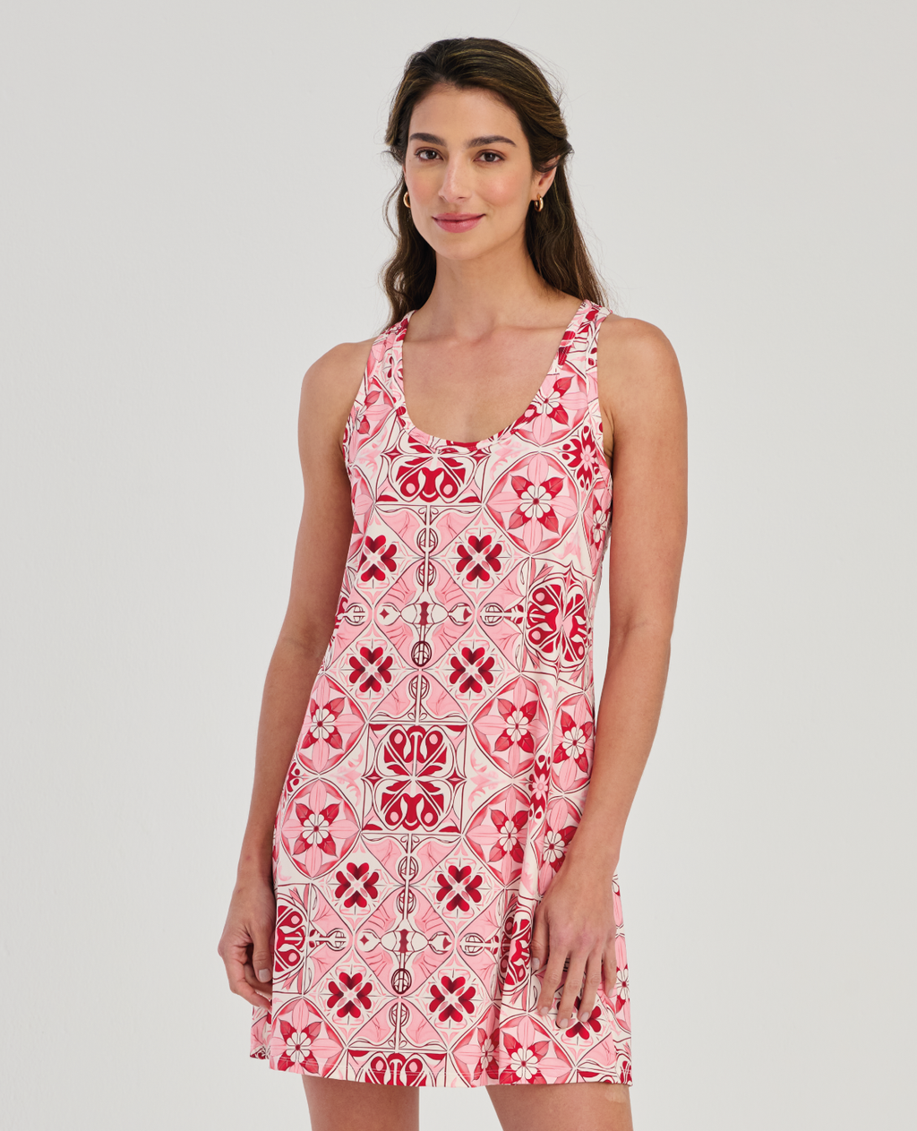 Pijama batola para mujer St. Even con estampado geométrico en tonos rosa y rojo, silueta atlética semiajustada.
