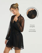 Kimono de tul negro para mujer con bordados elegantes en las mangas, silueta amplia y cinturón ajustable.