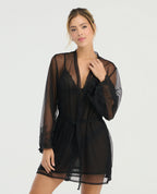 Kimono de tul negro para mujer con detalle de bordados en las mangas y cinta de ajuste en la cintura.