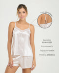 Pijama de satín para mujer con blusa de tiras ajustables, escote en V con encaje y short de pretina elástica.