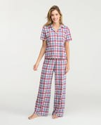 Pijama de mujer con camisa manga corta, cuello clásico y pantalón largo en tela piel de durazno a cuadros rojos y azules.