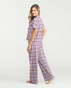 Pijama para mujer con pantalón largo y camisa manga corta de cuadros rojos y azules en tejido piel de durazno.