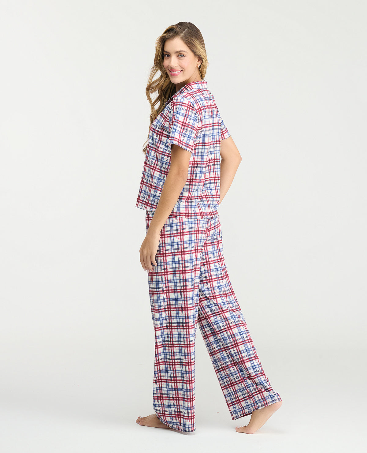 Pijama para mujer con pantalón largo y camisa manga corta de cuadros rojos y azules en tejido piel de durazno.