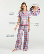 Pijama de pantalón y camisa manga corta a cuadros rojos y azules con detalle de botones y tejido piel de durazno suave.