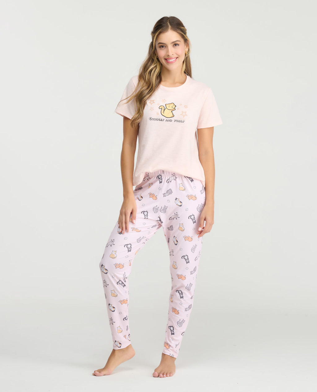 Pijama para mujer rosada con camiseta de gato y pantalón estampado de silueta ajustada en tela piel de durazno.