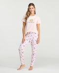 Pijama para mujer rosada con camiseta de gato y pantalón estampado de silueta ajustada en tela piel de durazno.