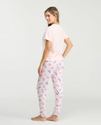 Vista posterior de pijama para mujer con camiseta rosada y pantalón ajustado estampado de gatos en piel de durazno.