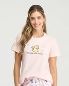 Pijama para mujer rosada con estampado frontal de gato y estrellas, tejido piel de durazno suave para descanso.