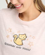 Primer plano de pijama rosa para mujer con estampado de gato y estrellas, cuello redondo y tela piel de durazno.