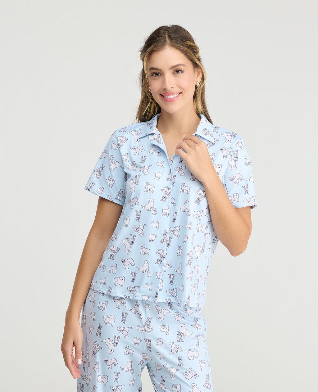Pijama de pantalón para mujer en azul claro con estampado de perros, cuello clásico y botones frontales.
