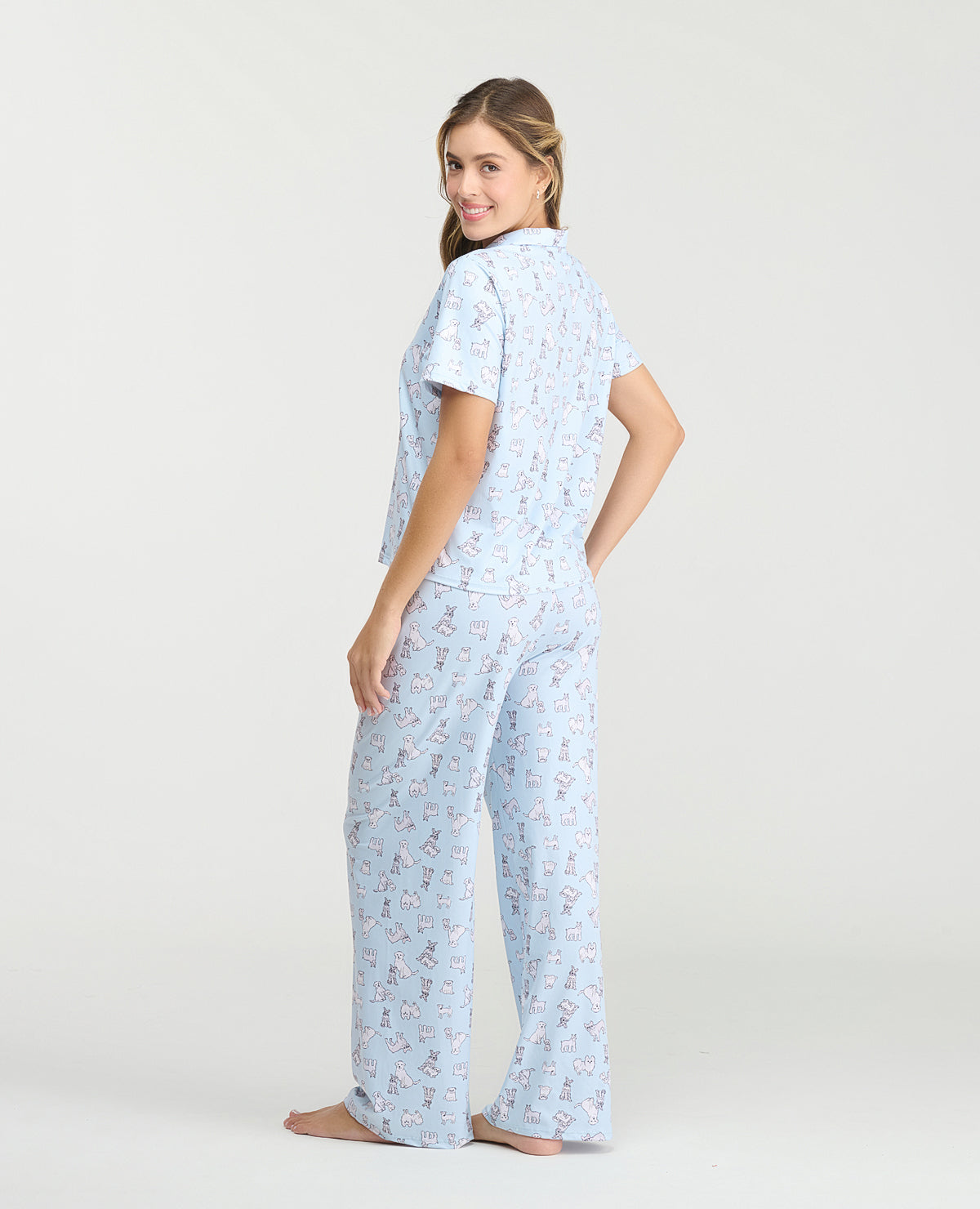 Pijama azul de mujer St. Even con estampado de perros, camisa de botones y pantalón largo en piel de durazno.