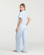 Pijama azul de mujer St. Even con estampado de perros, camisa de botones y pantalón largo en piel de durazno.