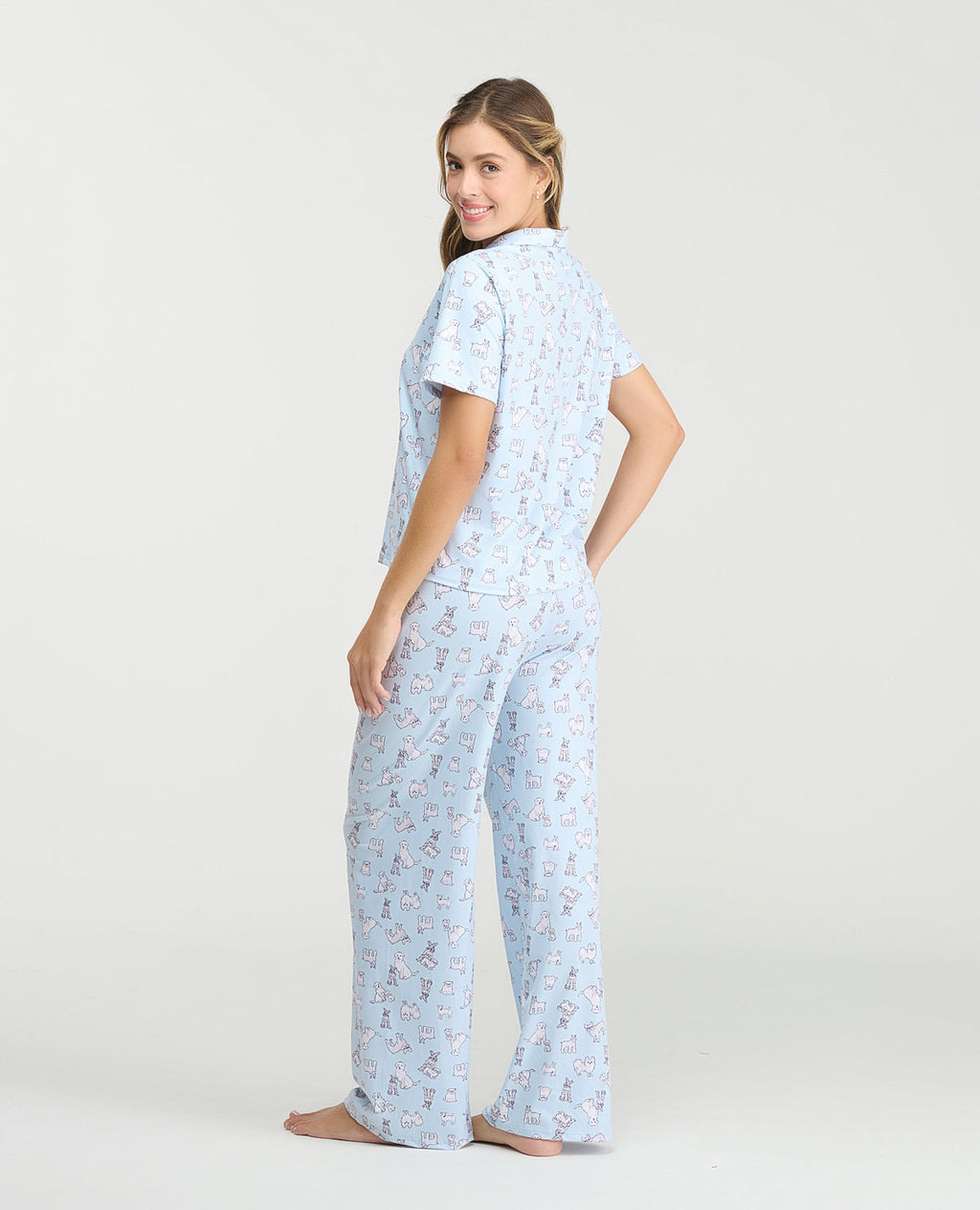 Pijama azul de mujer St. Even con estampado de perros, camisa de botones y pantalón largo en piel de durazno.