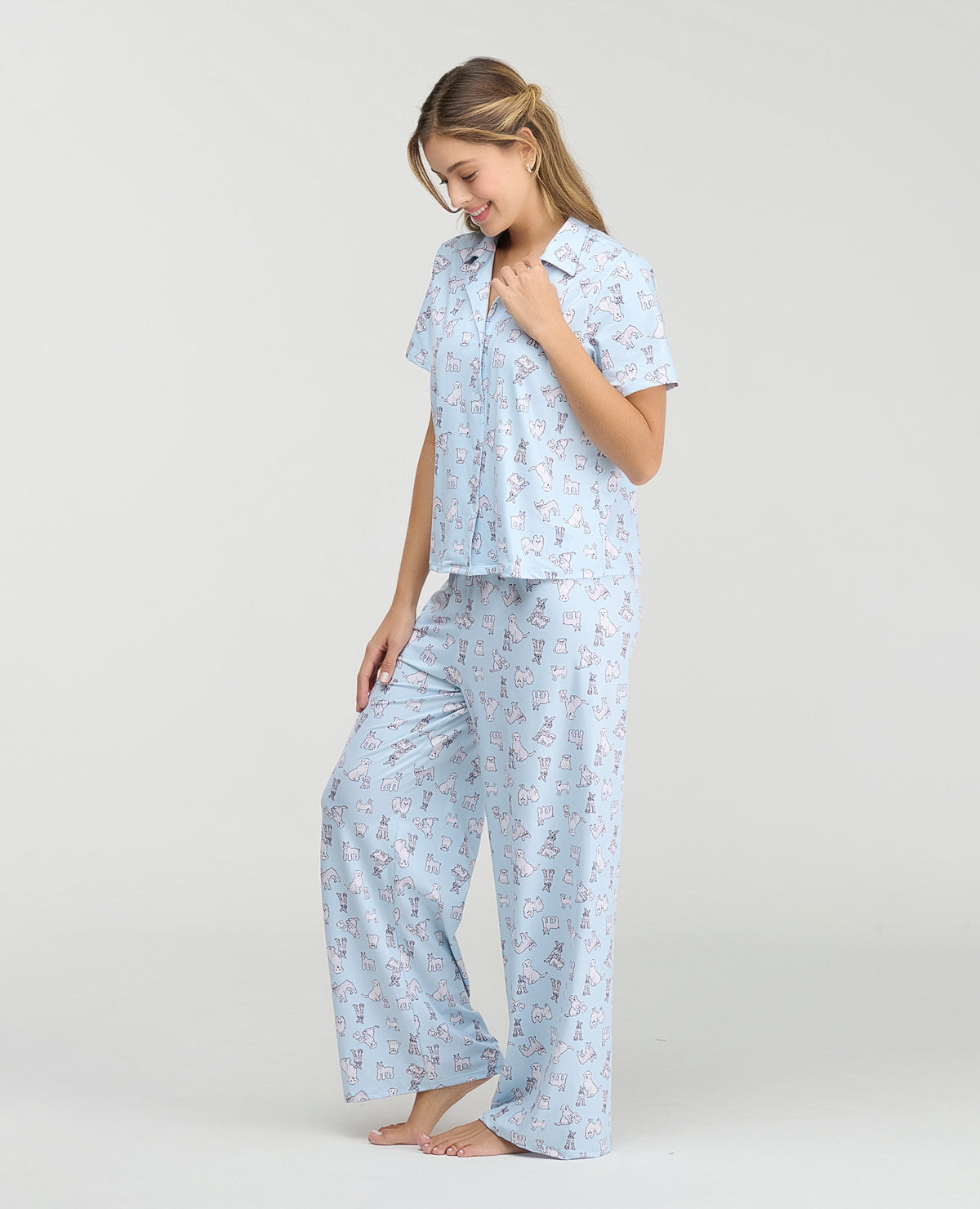 Pijama azul claro para mujer con estampado de perros, camisa de botones y pantalón largo en tela piel de durazno.