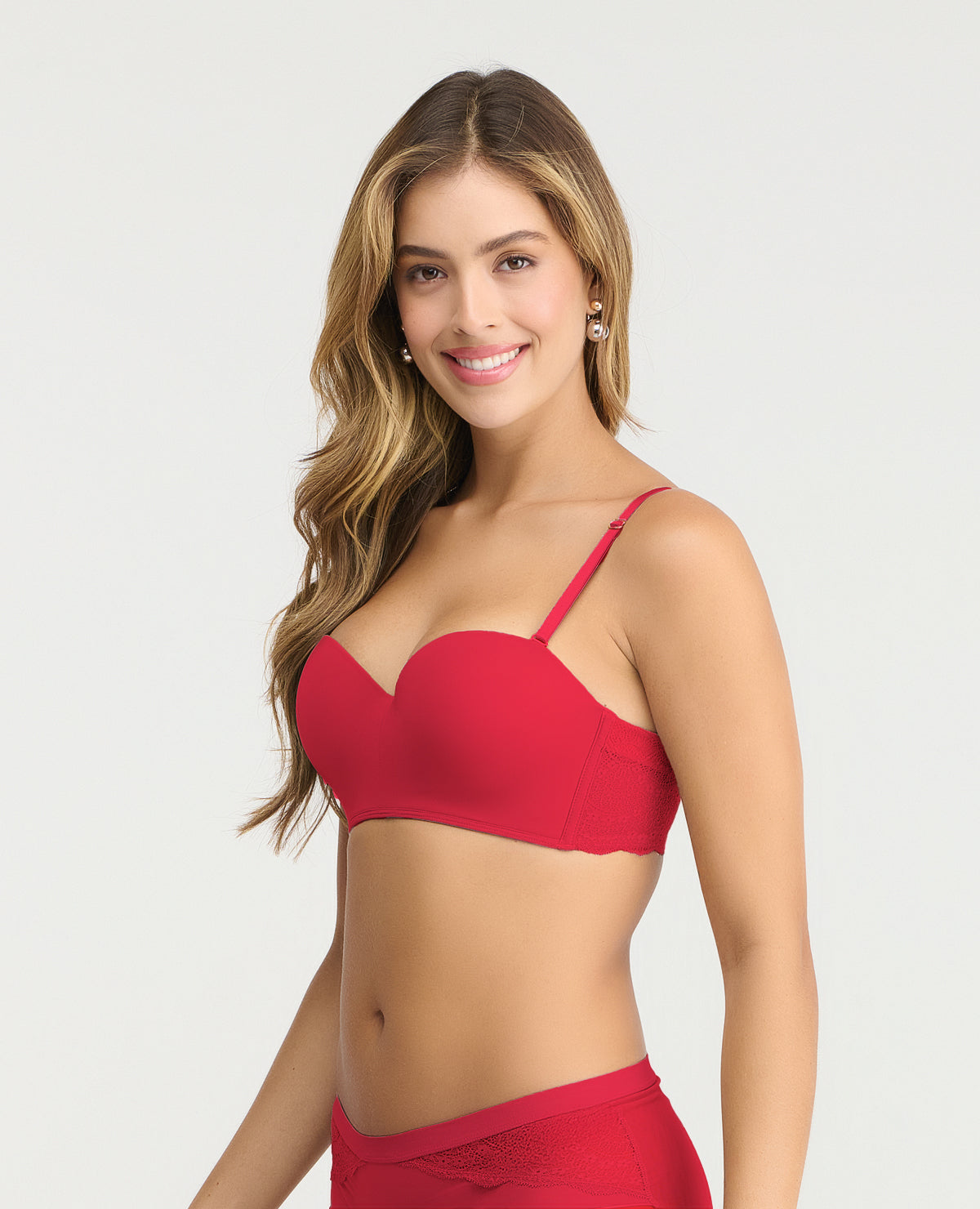 Brasier rojo de realce medio y tiras removibles con detalles de encaje lateral en modelo, ideal para un ajuste perfecto.