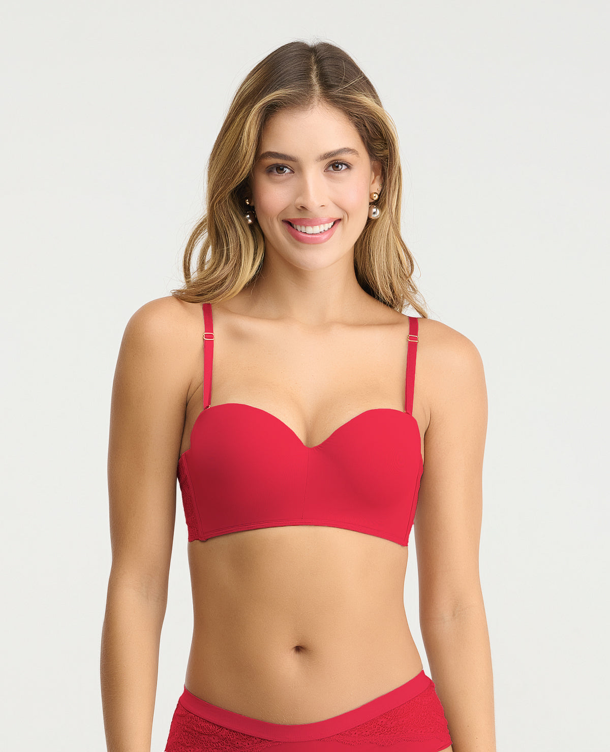 Brasier rojo strapless de realce medio con cargaderas removibles y varillas laterales en modelo sobre fondo gris.