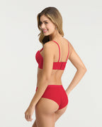 Brasier rojo de realce medio con espalda de encaje y tiras removibles para soporte y ajuste perfecto.