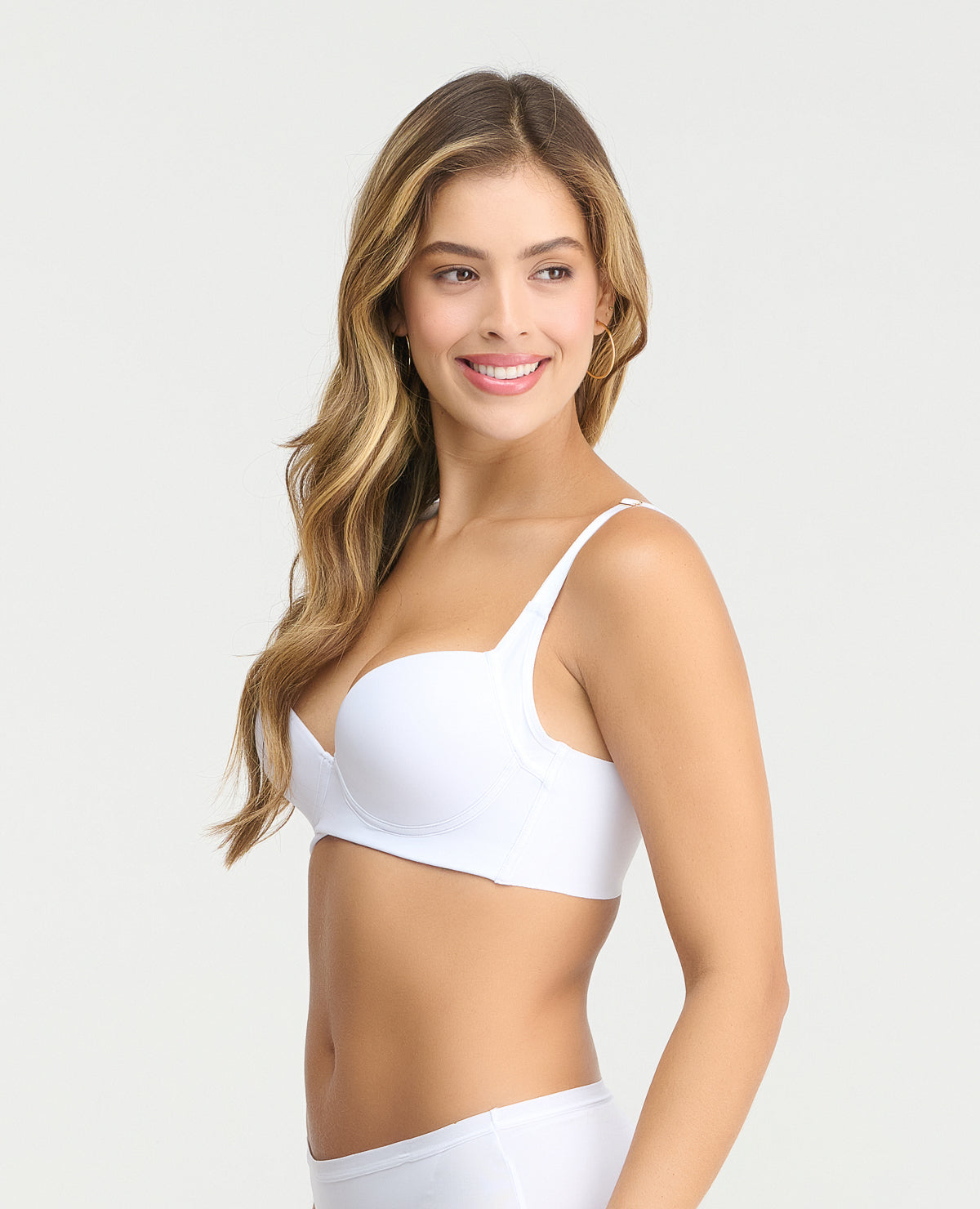 Brasier blanco de realce natural con cobertura media, base cruzada y cargaderas ajustables para mujer.
