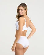 Brasier blanco de cobertura media con espalda de corte limpio y cargaderas ajustables en modelo de espalda.