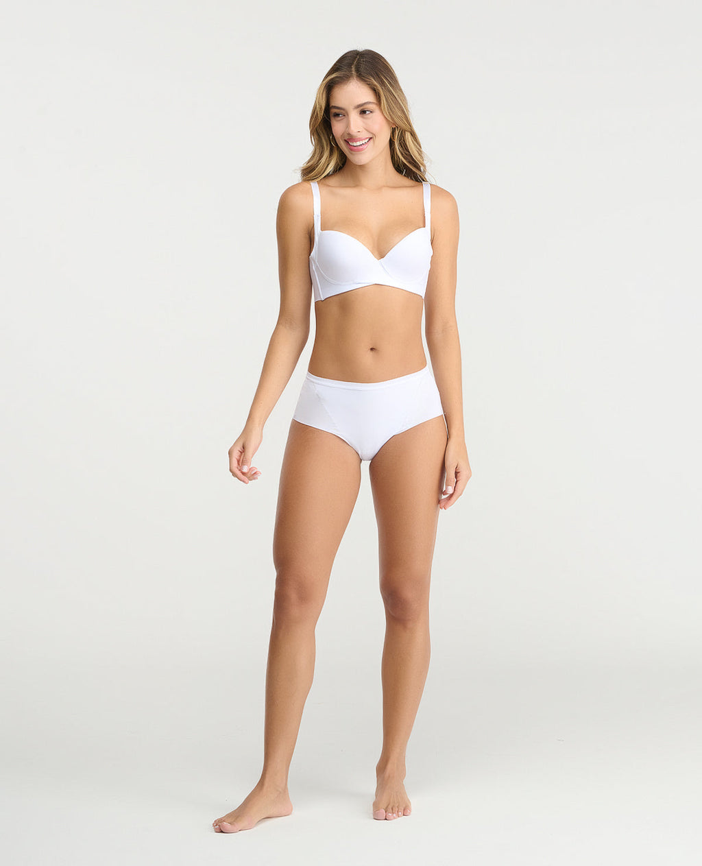 Brasier blanco de realce natural y cobertura media con diseño cruzado frontal y cargaderas ajustables.