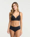 Mujer usando panty negro de cintura alta con control de abdomen y encaje marca St Even Colombia.