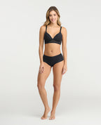 Modelo vistiendo panty negro de cintura alta con control de abdomen y encaje posterior de la marca St Even.