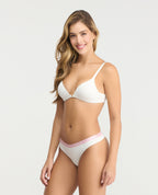 Panty brasilera blanca con elástico rosado en cintura de St. Even Colombia, modelo en ropa interior semidescaderada.