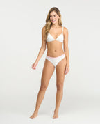 Panty brasilera semidescaderada blanca con elástico rosado en cintura de la marca St. Even Colombia.