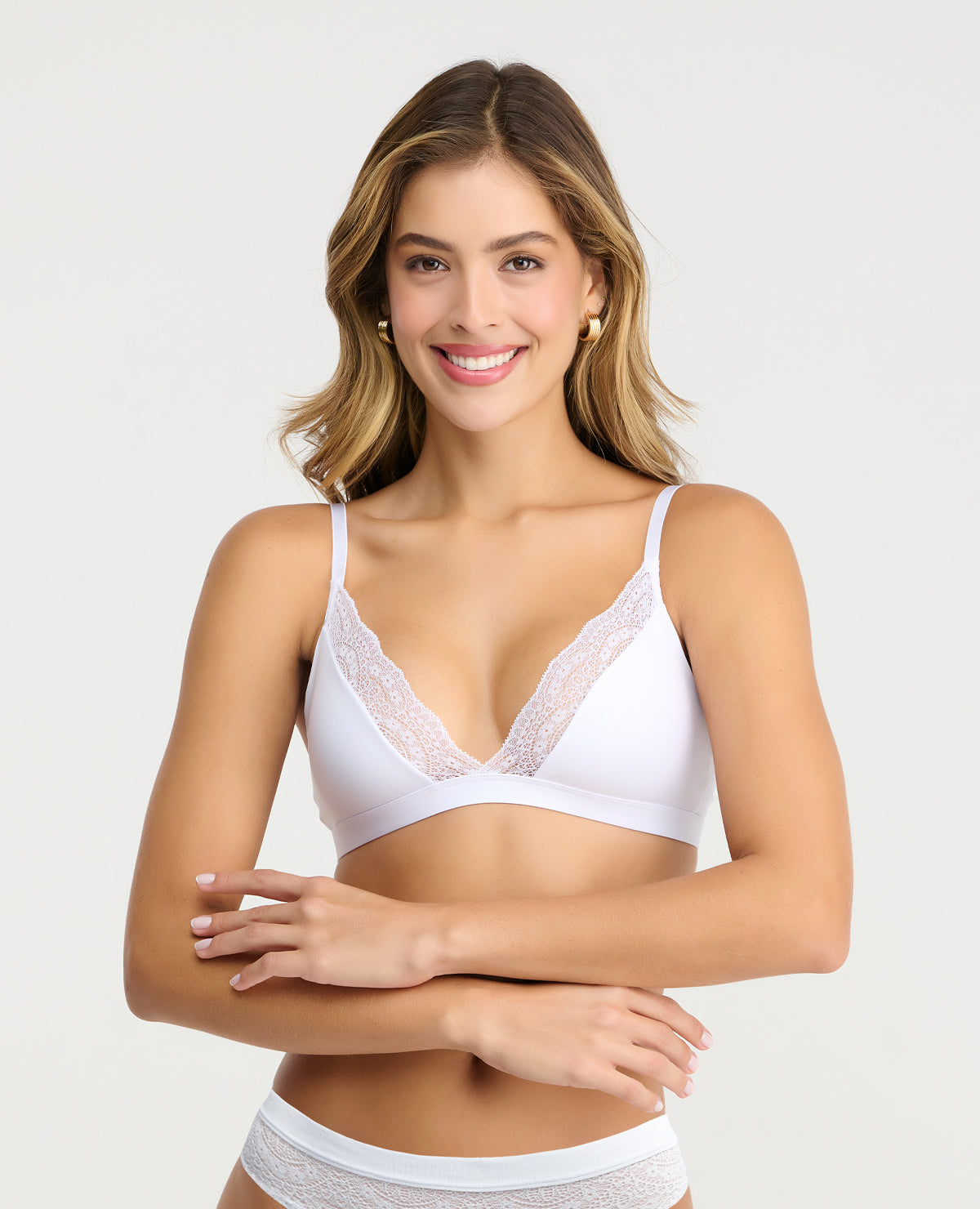 Bralette blanco con escote profundo y detalles de encaje, cargaderas ajustables y base elástica para mujer.