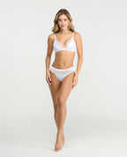 Bralette blanco de escote profundo con detalles en encaje y cargaderas ajustables en conjunto de lencería femenina.
