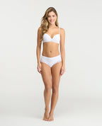 Mujer modelando panty blanco de tiro medio con encaje en piernas de St. Even Colombia, lencería femenina.