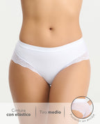 Panty de tiro medio para mujer St. Even en color blanco con elástico en cintura y encaje posterior seductor.