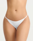 Panty brasilera blanca de tiro bajo con elásticos laterales delgados y corte limpio frontal marca St. Even.