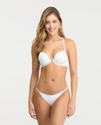 Modelo usando panty brasilera blanca de tiro bajo con elástico y corte limpio frontal de la marca St. Even.