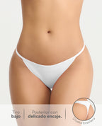 Panty brasilera blanca St. Even de tiro bajo, con elástico delgado y detalle posterior en encaje.