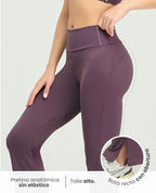 Leggings deportivos color uva de talle alto con pretina anatómica y bota recta con abertura para mujer.