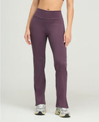 Pantalón deportivo tipo leggings color uva para mujer, con silueta ajustada, pretina alta y bota recta.
