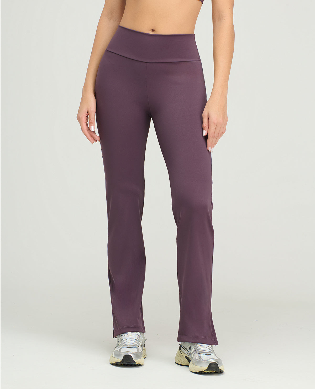 Pantalón deportivo tipo leggings color uva para mujer, con silueta ajustada, pretina alta y bota recta.