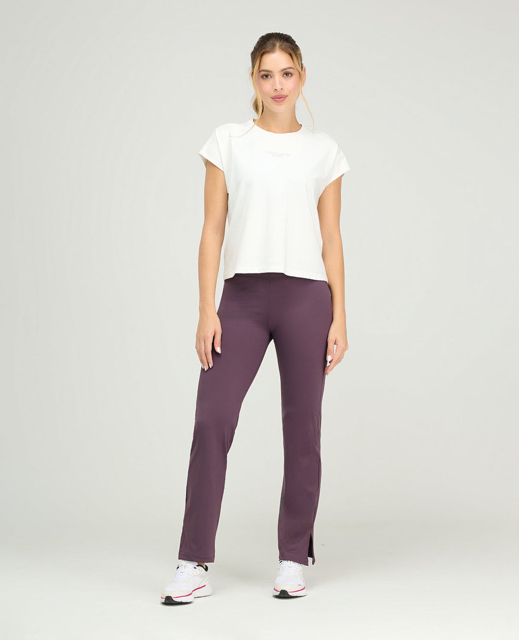 Pantalón deportivo tipo leggings color uva para mujer, silueta ajustada con bota recta y abertura lateral.