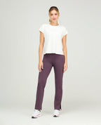Pantalón deportivo tipo leggings color uva para mujer, silueta ajustada con bota recta y abertura lateral.
