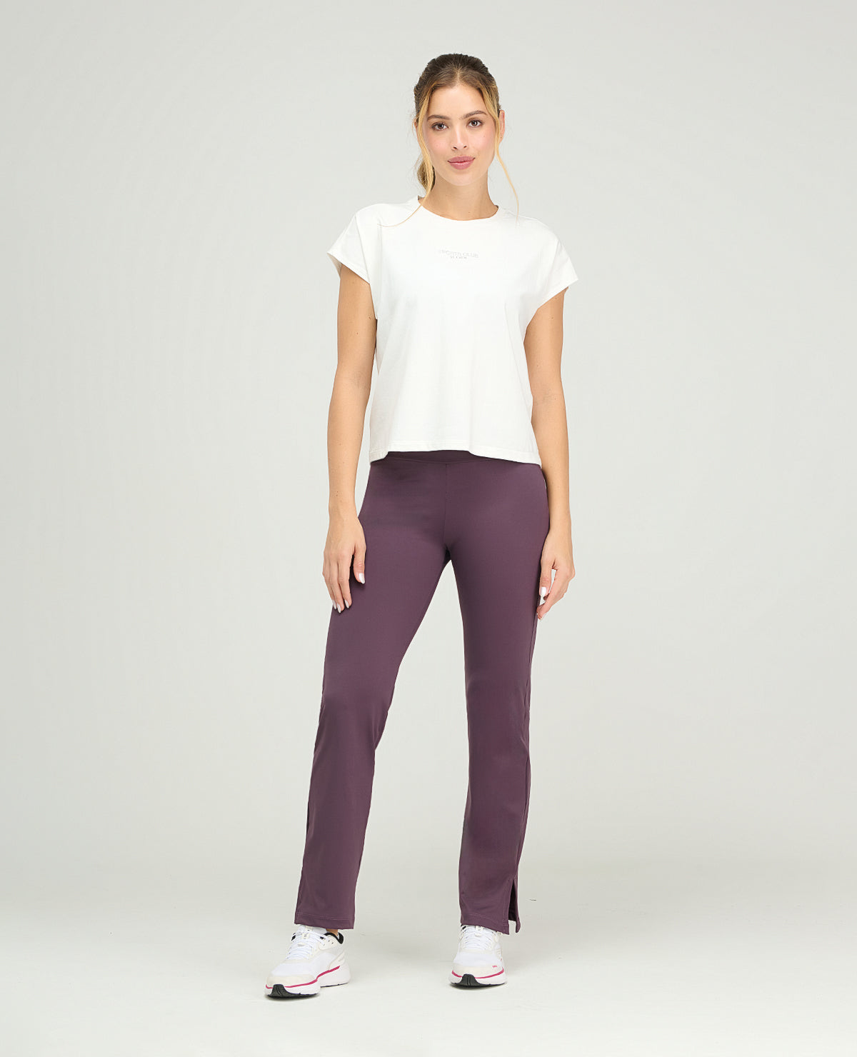 Pantalón deportivo tipo leggings color uva para mujer, silueta ajustada con bota recta y abertura lateral.