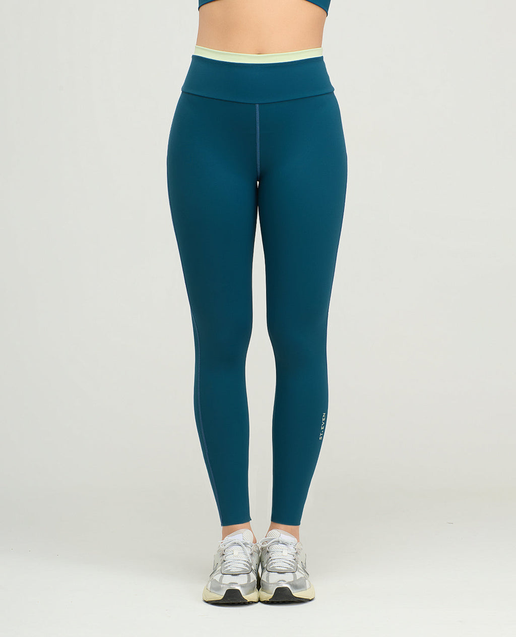 Leggins deportivos azul petróleo para mujer, silueta ajustada de talle alto con vivo en cintura y bota tubo.