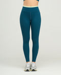 Leggins deportivos azul petróleo para mujer, silueta ajustada de talle alto con vivo en cintura y bota tubo.