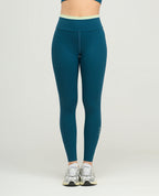 Leggins deportivos azul petróleo para mujer, silueta ajustada de talle alto con vivo en cintura y bota tubo.