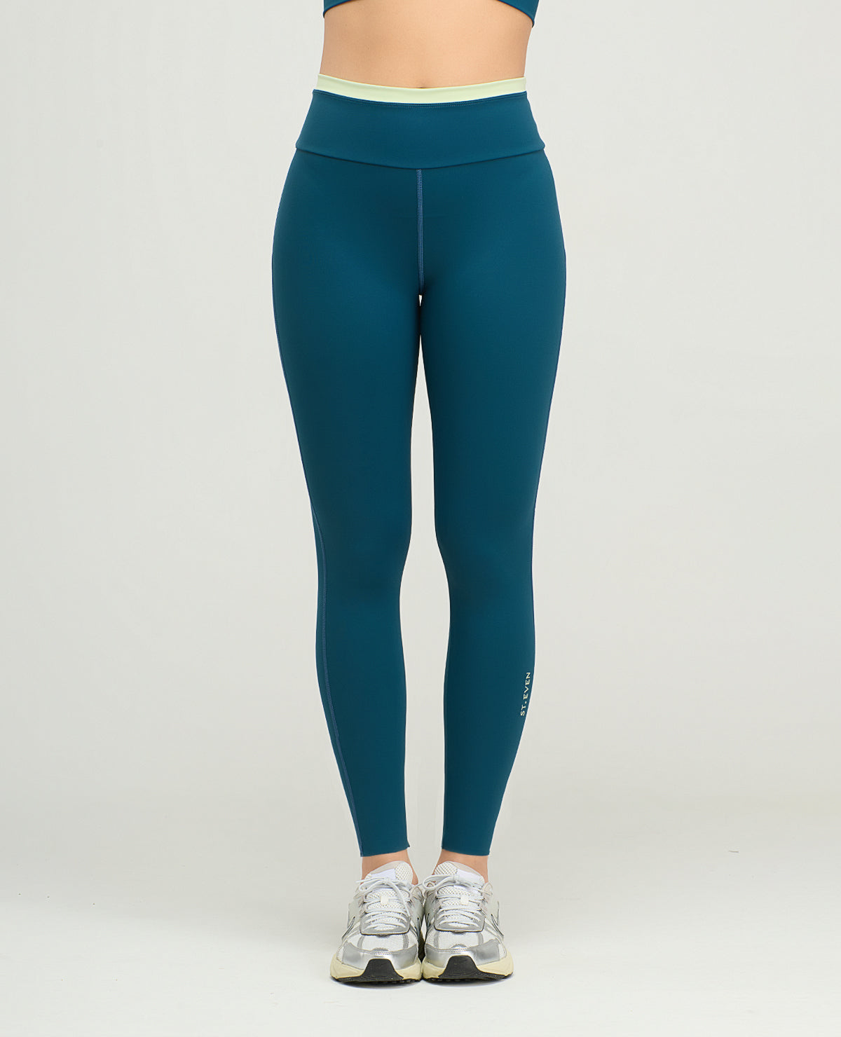 Leggins deportivos azul petróleo para mujer, silueta ajustada de talle alto con vivo en cintura y bota tubo.