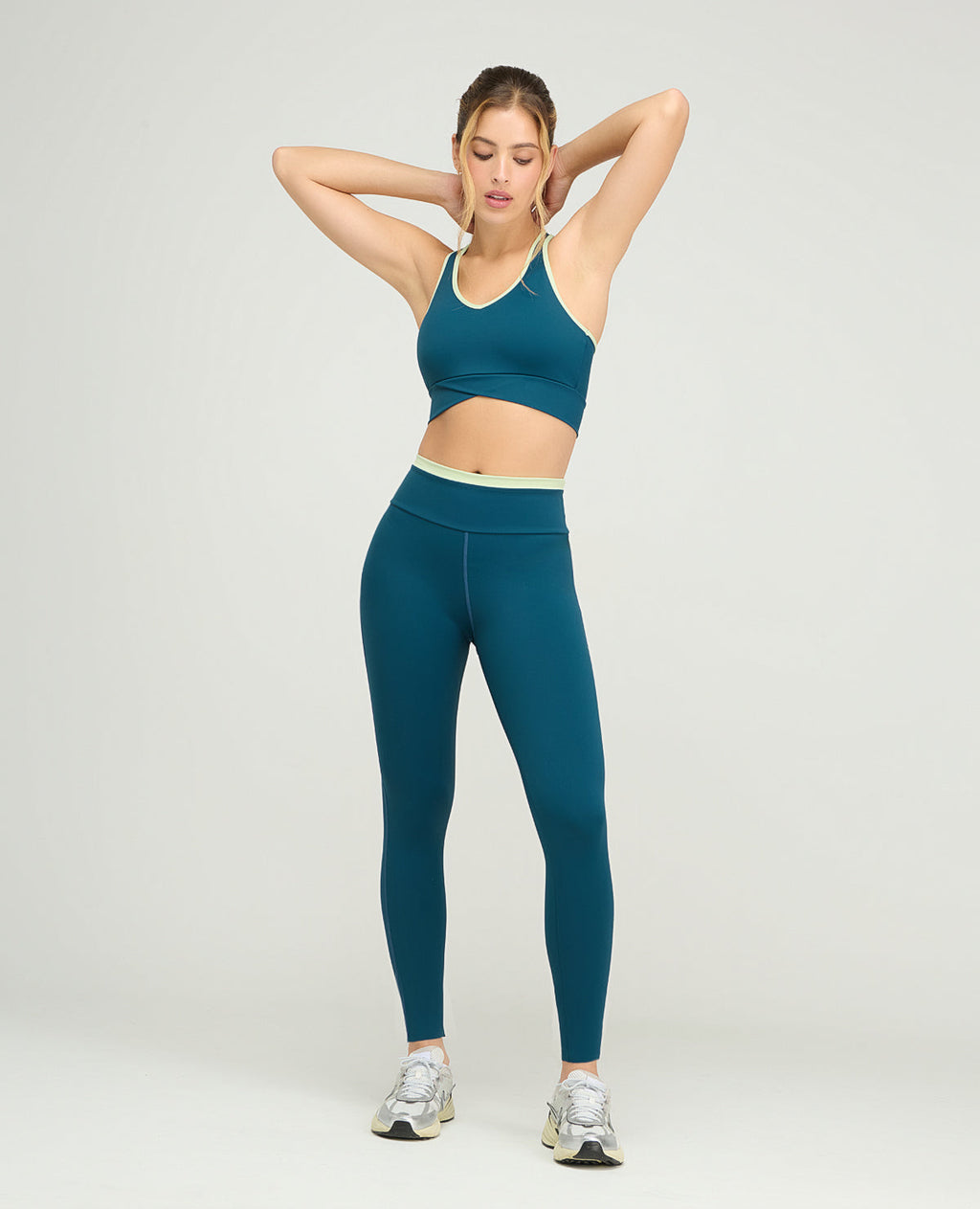 Leggins deportivos talle alto para mujer en color azul petróleo con silueta ajustada y bota tubo para gimnasio.