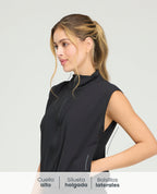 Chaleco deportivo negro de cuello alto para mujer con cremallera frontal, silueta holgada y bolsillos laterales.