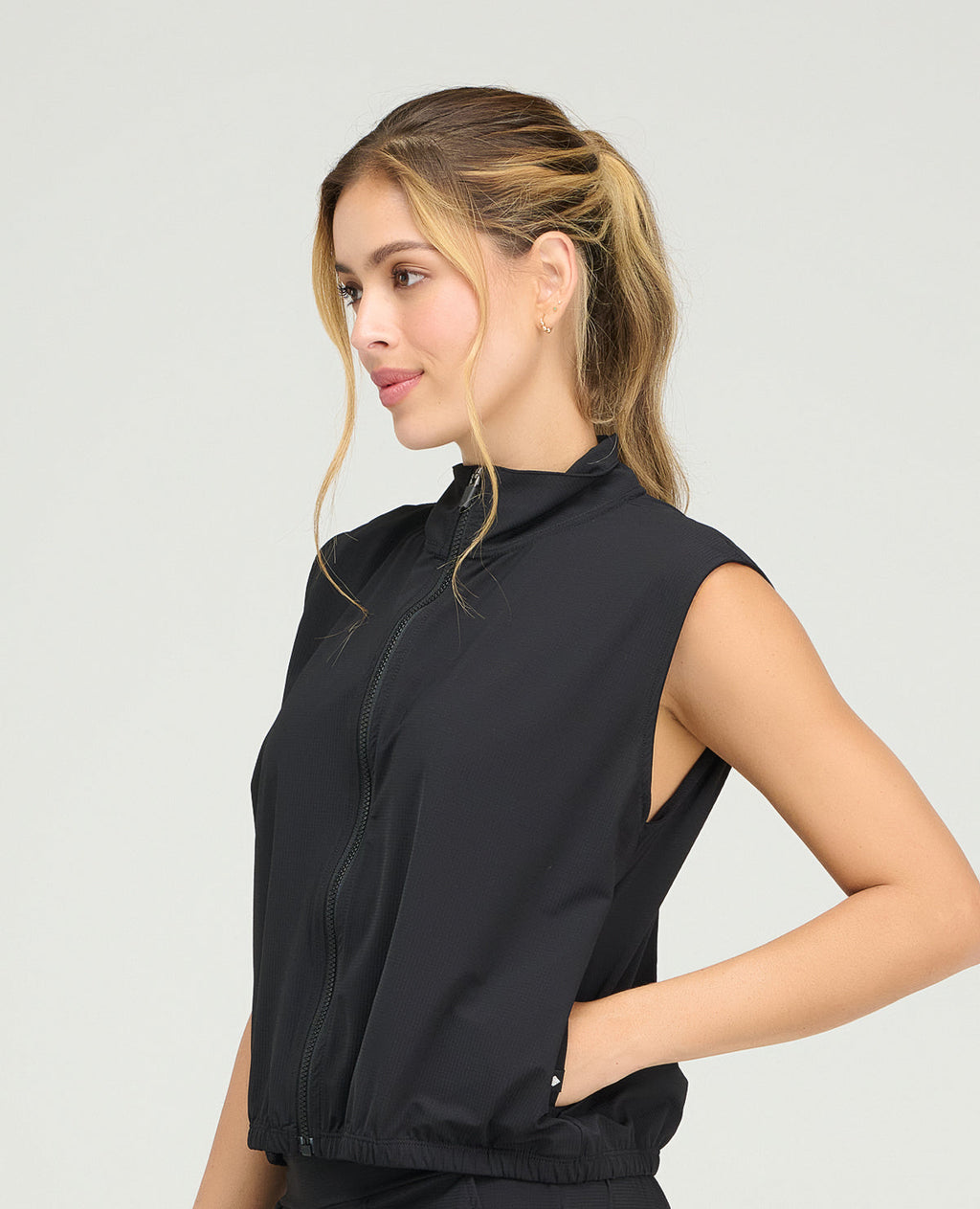 Chaleco deportivo negro St Even para mujer, cuello alto, cremallera frontal y bolsillos laterales funcionales.