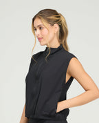 Chaleco deportivo negro St Even para mujer, cuello alto, cremallera frontal y bolsillos laterales funcionales.